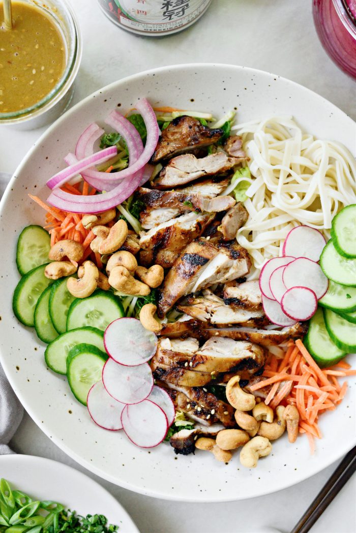 arrange noodle bowl ingredients in large shallow bowl