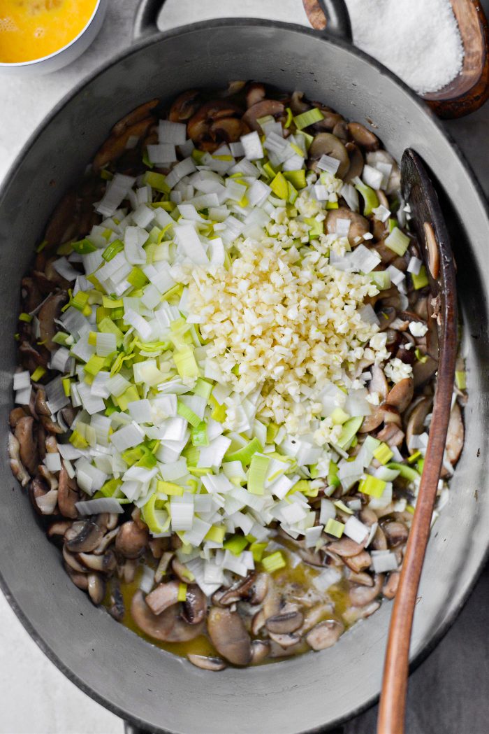 add leeks and garlic to softened mushrooms