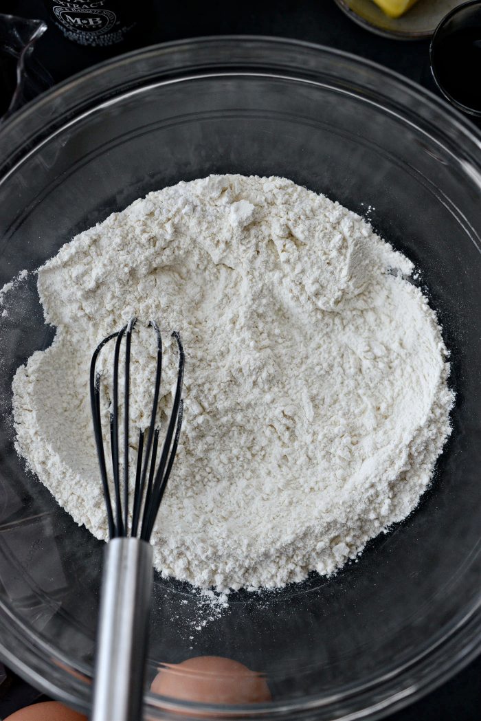 whisked dry ingredients in bowl