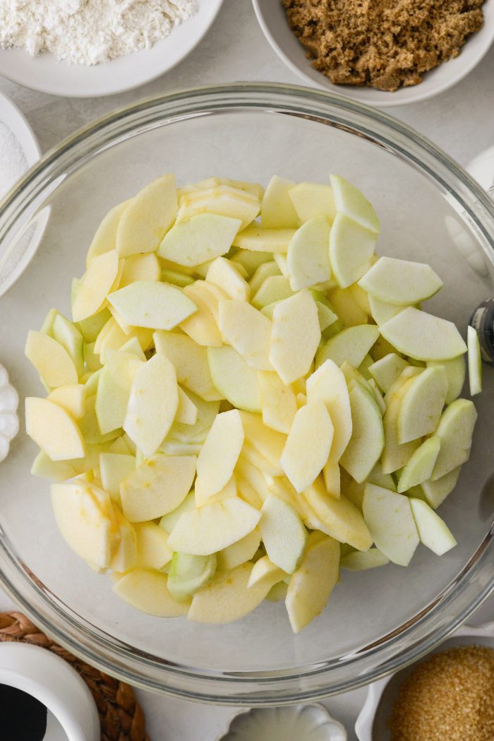 sliced apples in bowl