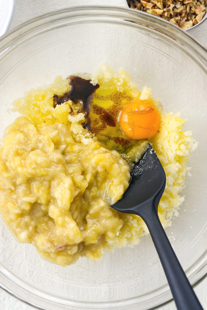 sugar, melted butter, mashed bananas, egg and vanilla in bowl