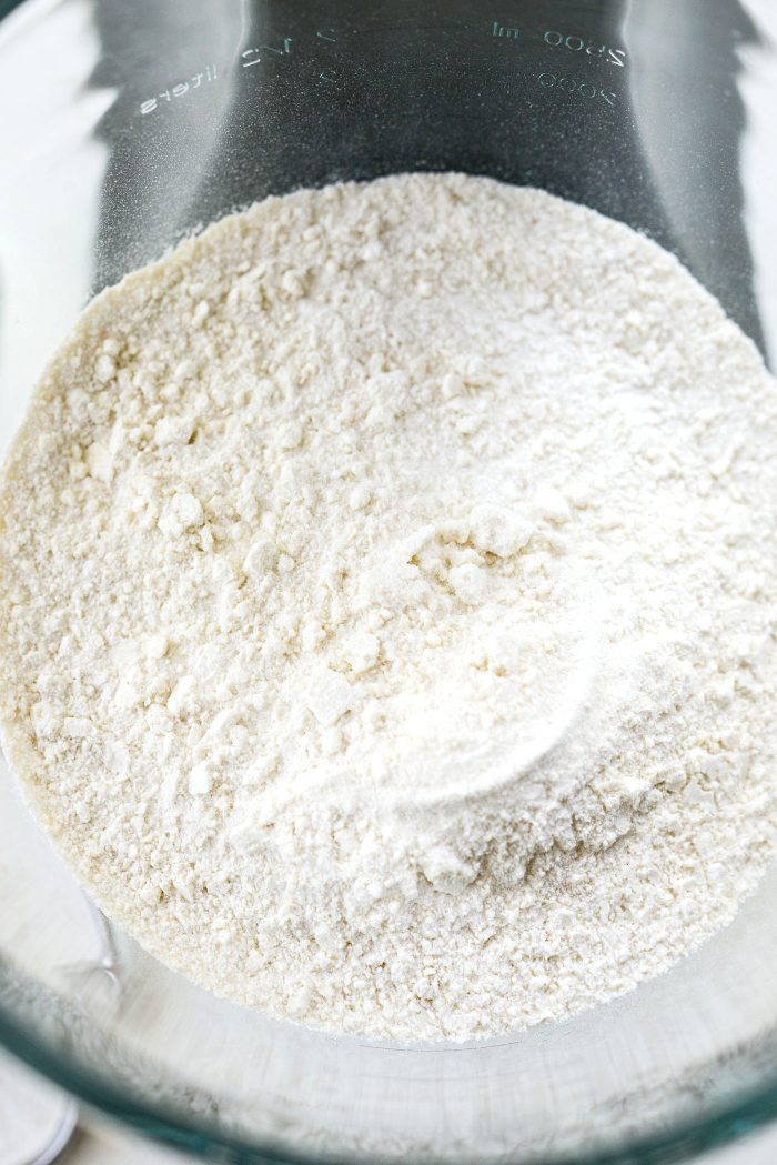 add cake mix to bowl of mixer