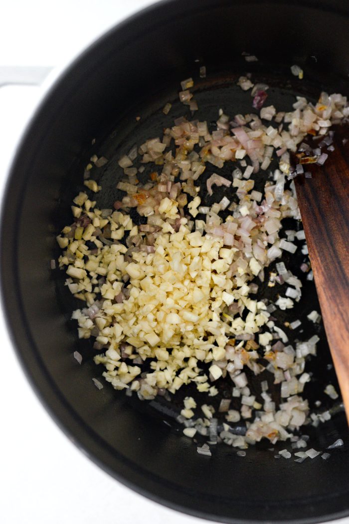 add garlic to sautéed shallot