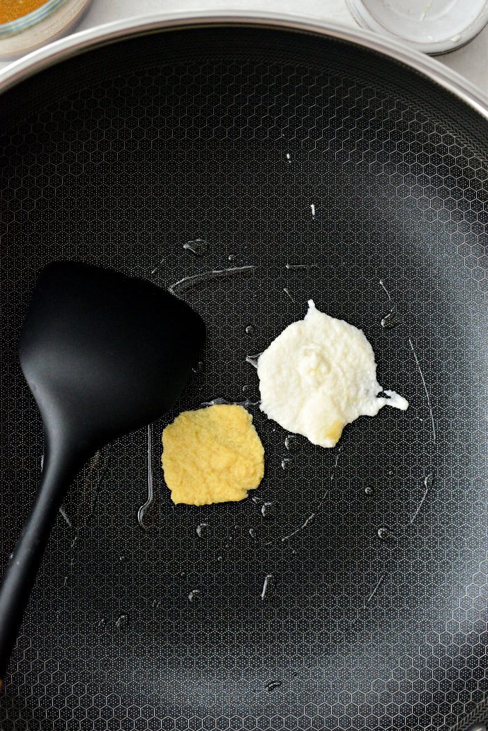 Add oil, garlic and ginger paste to a large frying pan or wok.