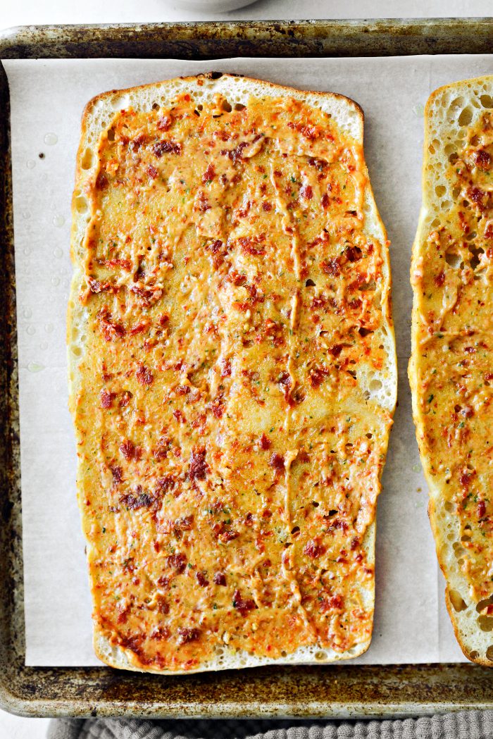 Divide and spread the pesto mayonnaise